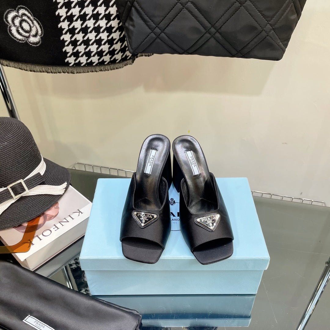 Sandalias de satén con plataforma y cristales PRADA