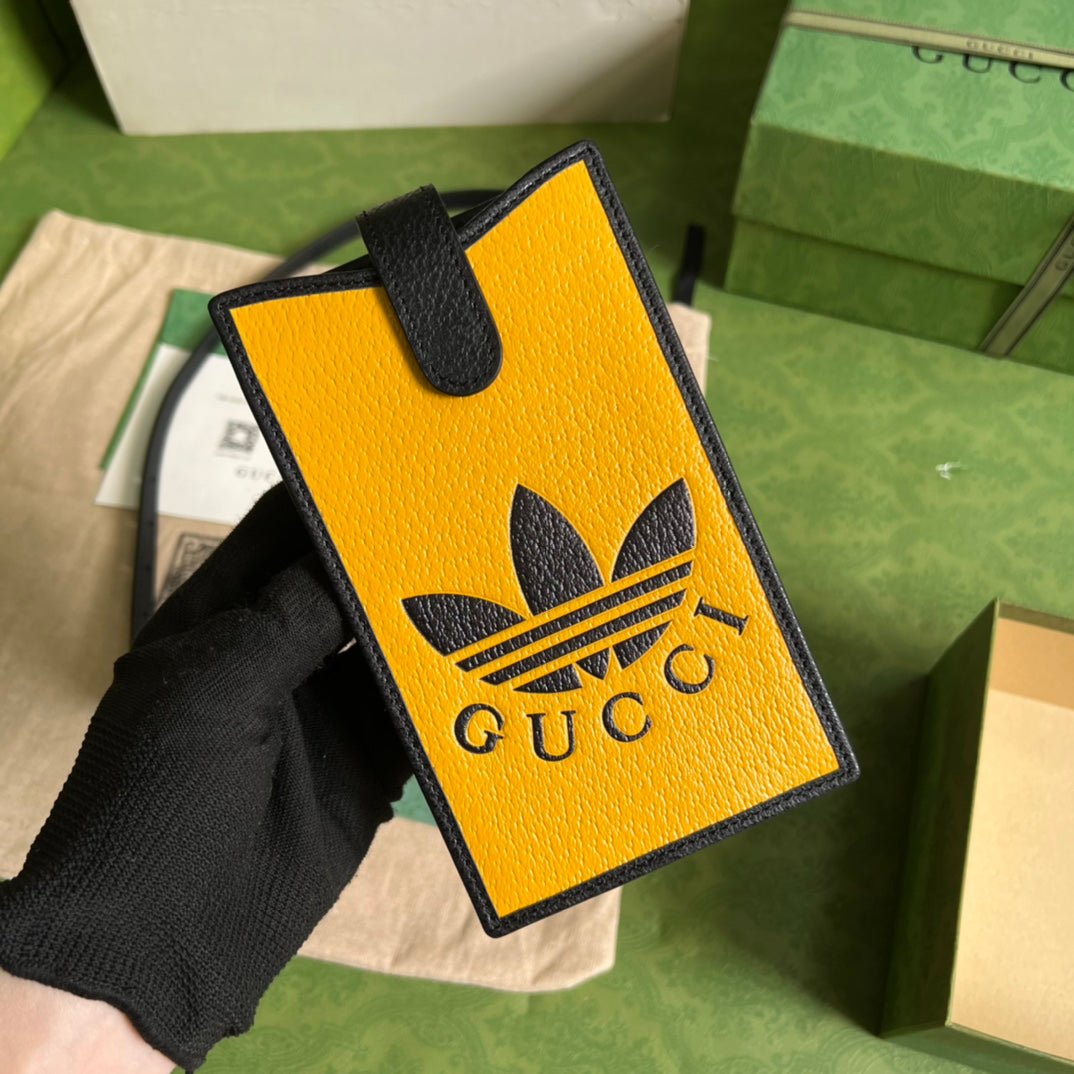 Funda de teléfono adidas x Gucci