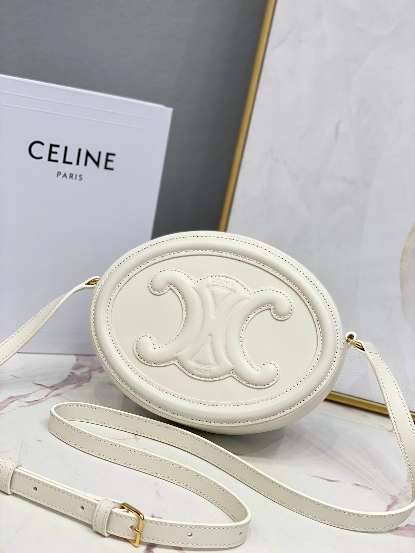 Bolso Ovalado de Piel Triomphe Celine