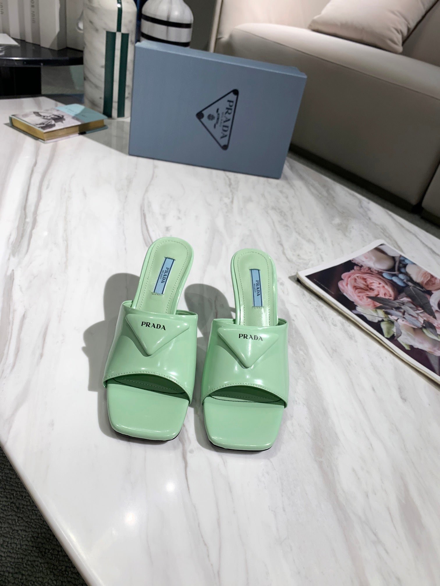Sandalias en piel cepillada con tacón PRADA