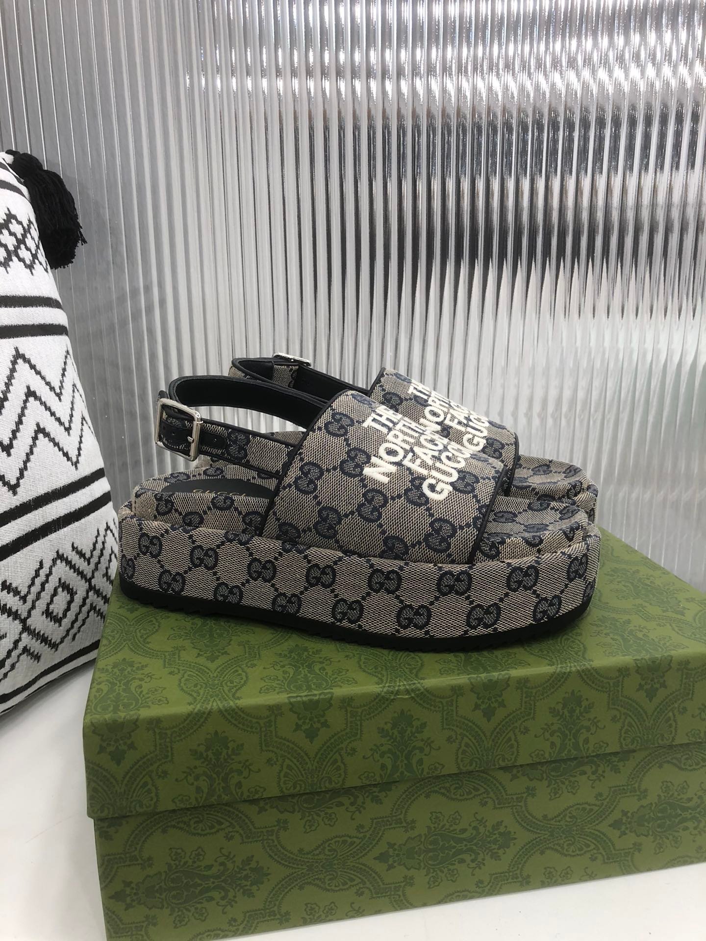 Sandalia con plataforma GG Gucci