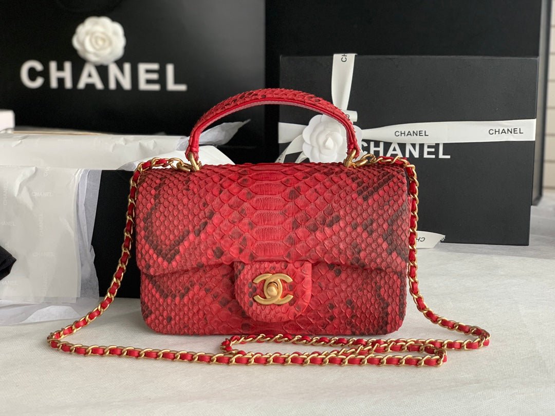 Bolso pequeño con solapa y asa de mano Chanel