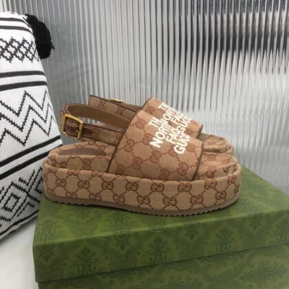 Sandalia con plataforma GG Gucci