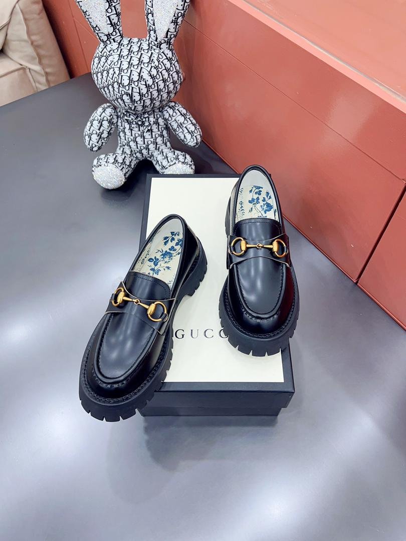 Mocasín de piel con Horsebit y suela dentada Gucci