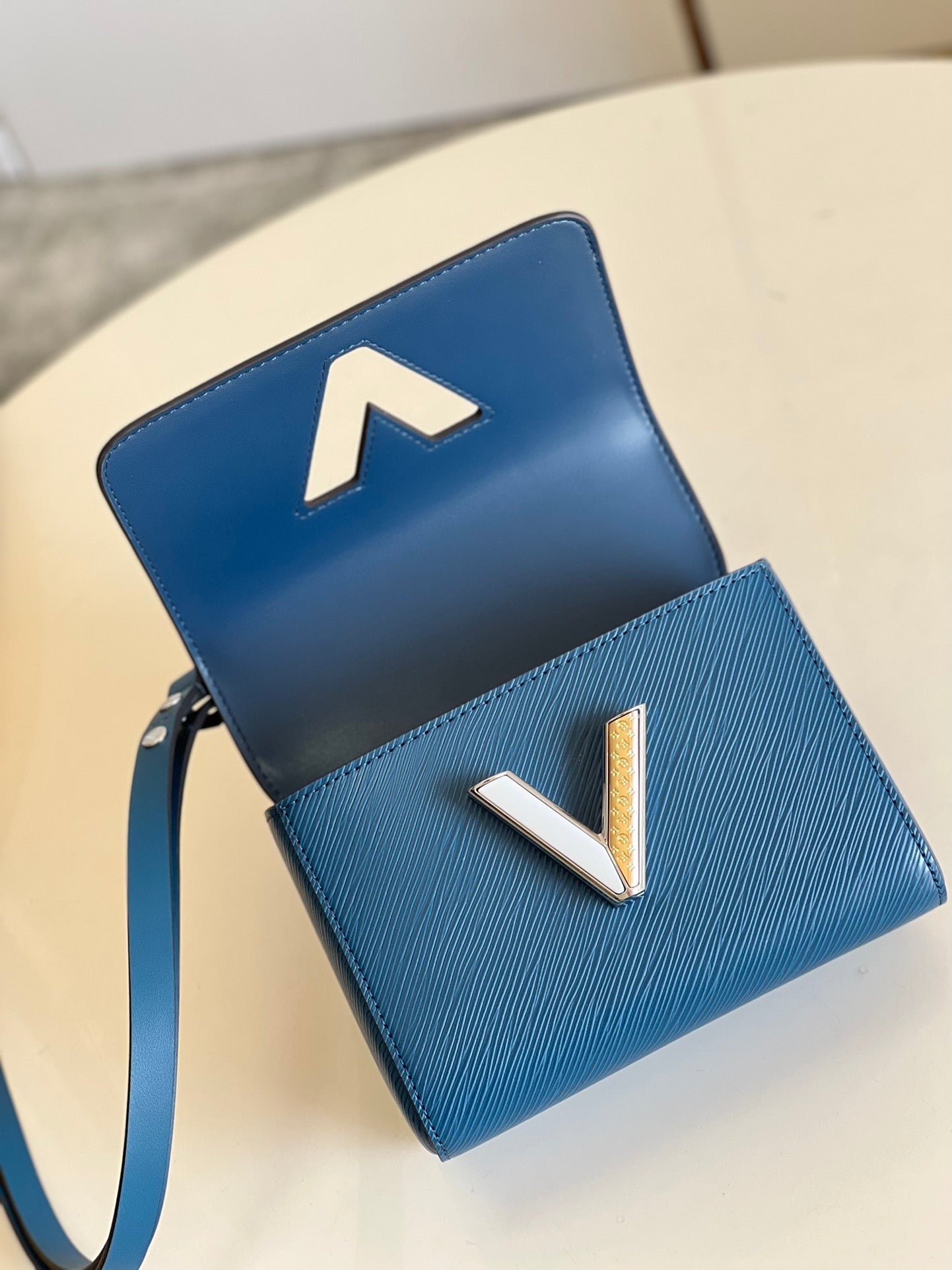 Bolso Twist PM con cadena Louis Vuitton - Imagen 8