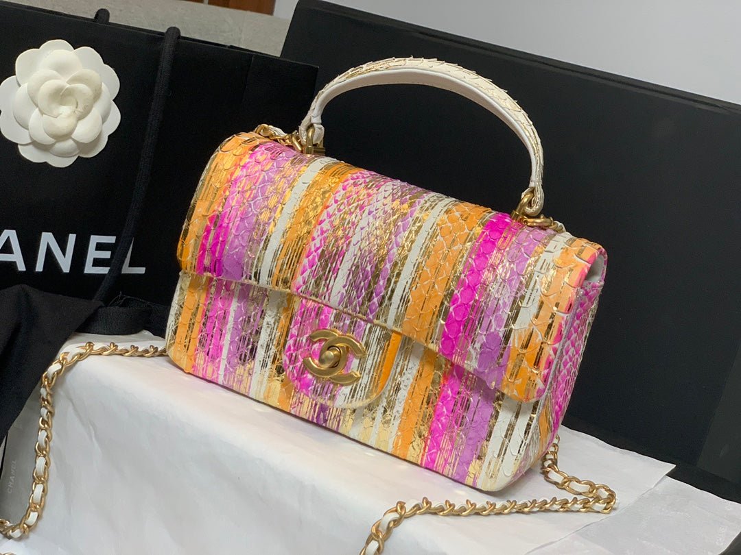 Bolso pequeño con solapa y asa de mano Chanel
