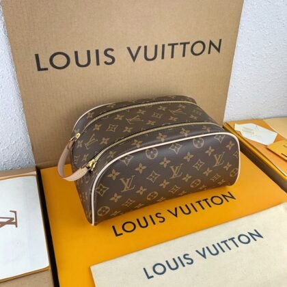 NECESER DE ASEO DOPP KIT Louis Vuitton