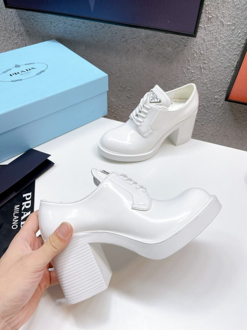 Mocasines de tacón, piel cepillada chocolate PRADA - Imagen 8