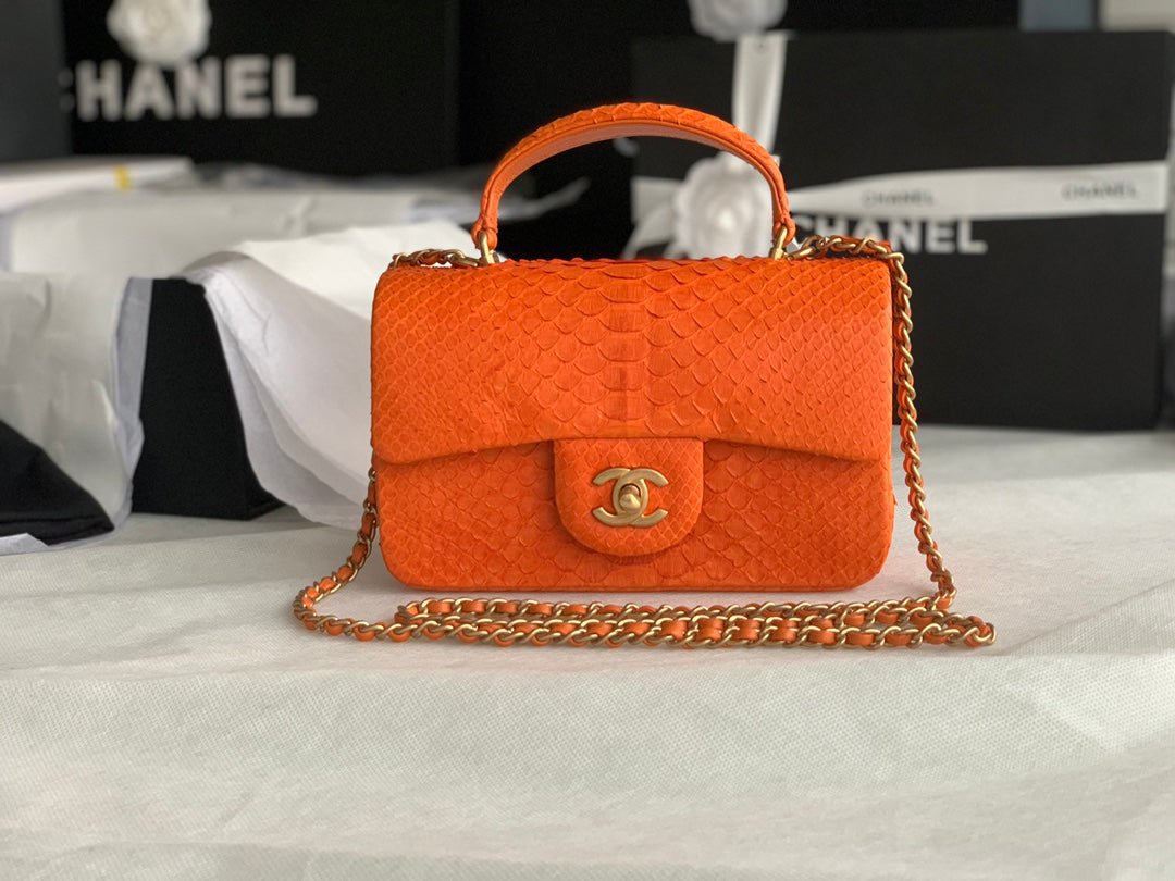 Bolso pequeño con solapa y asa de mano Chanel
