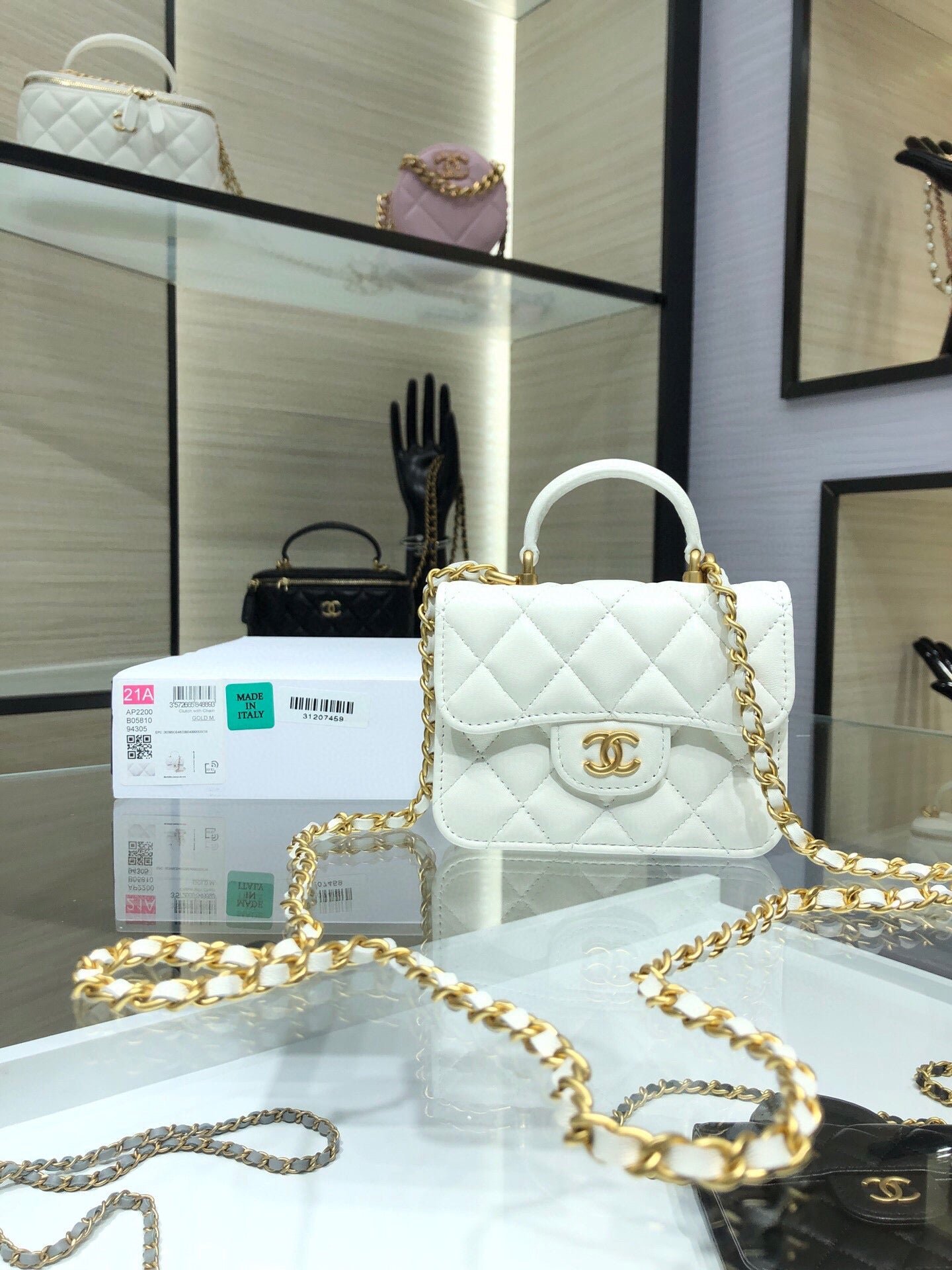 BOLSO MINI CON SOLAPA Y ASA DE MANO CHANEL