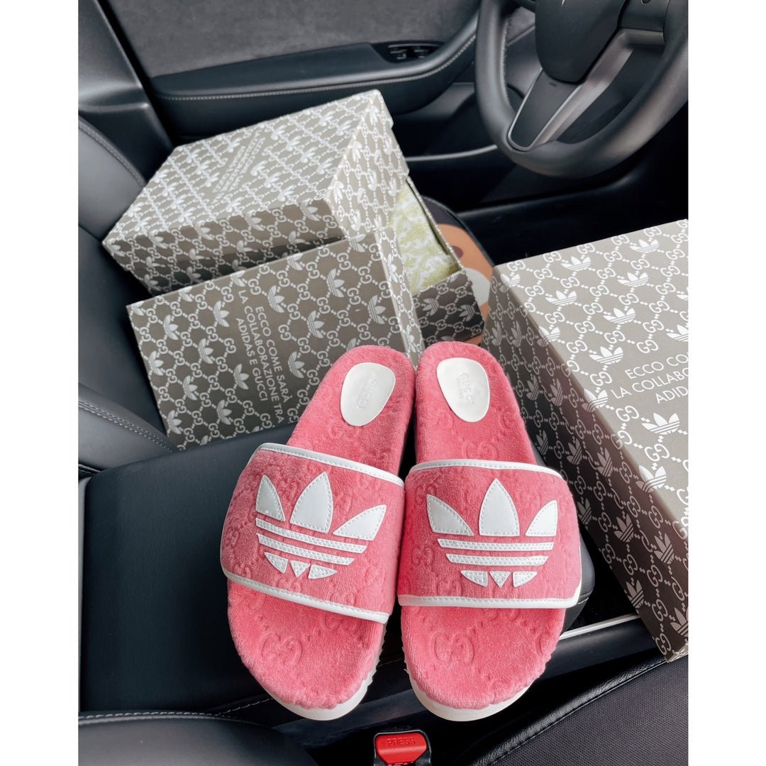 Sandalia con plataforma adidas x Gucci con GG