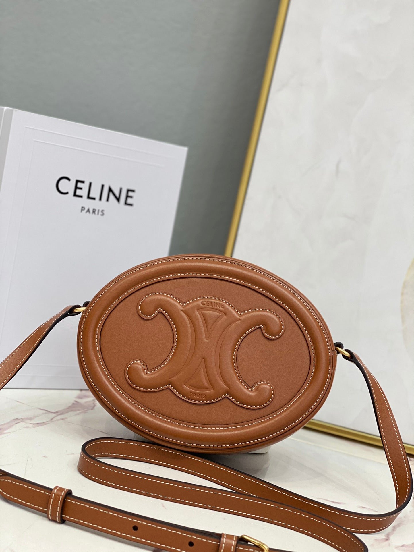 Bolso Ovalado de Piel Triomphe Celine