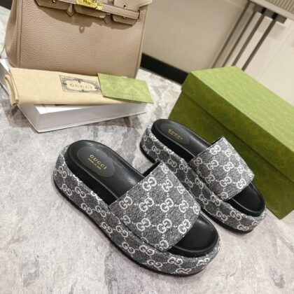 Sandalia tipo chancla con plataforma Gucci