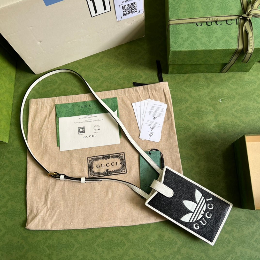 Funda de teléfono adidas x Gucci