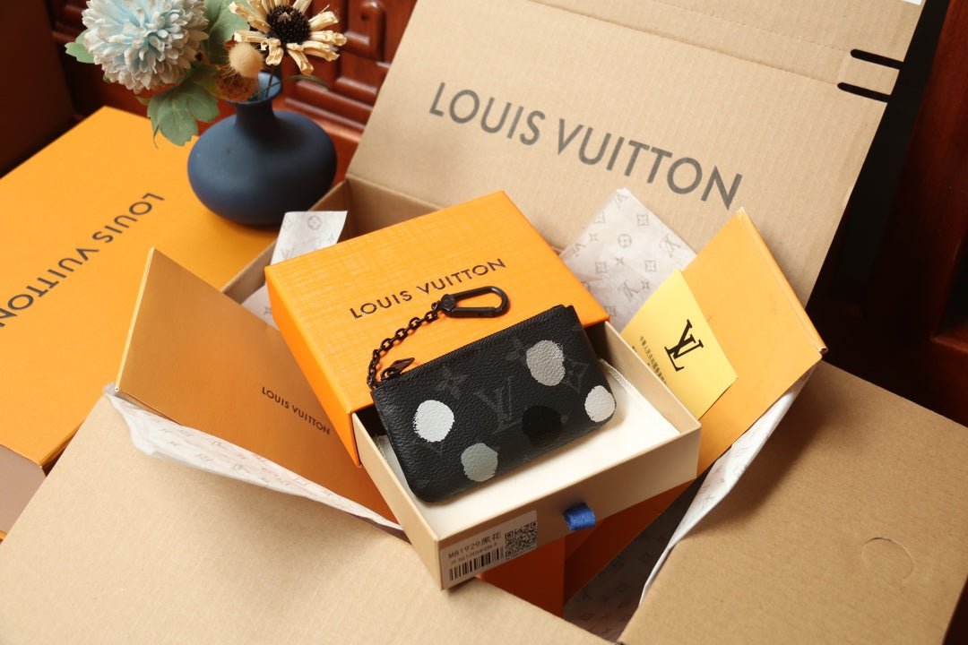 LV x YK Monedero con llavero Louis Vuitton