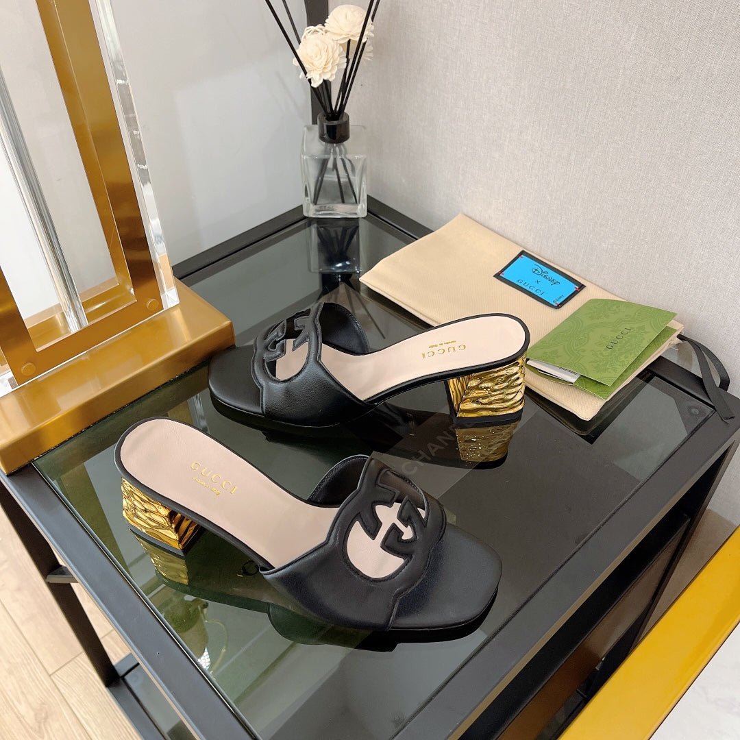 Sandalia chancla con GG perforado Gucci