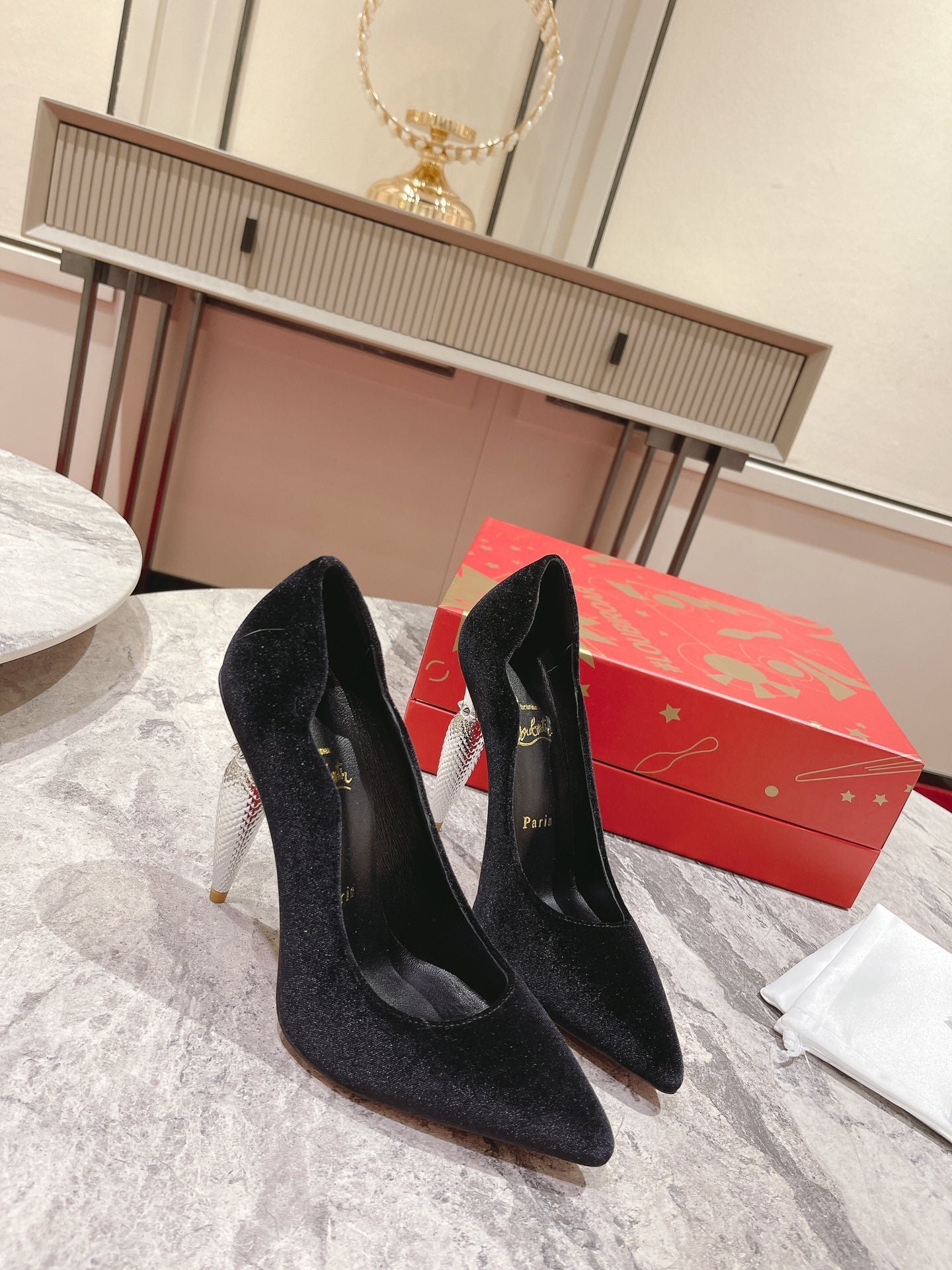 Salones Lipstrass CHRISTIAN LOUBOUTIN