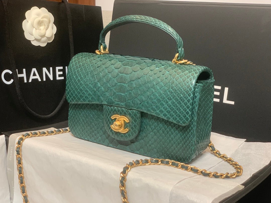Bolso pequeño con solapa y asa de mano Chanel