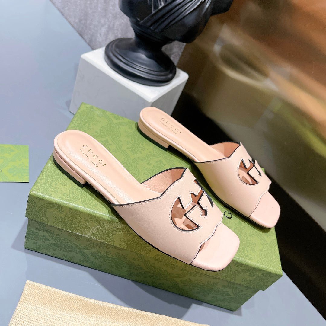 Sandalia chancla con GG perforado Gucci
