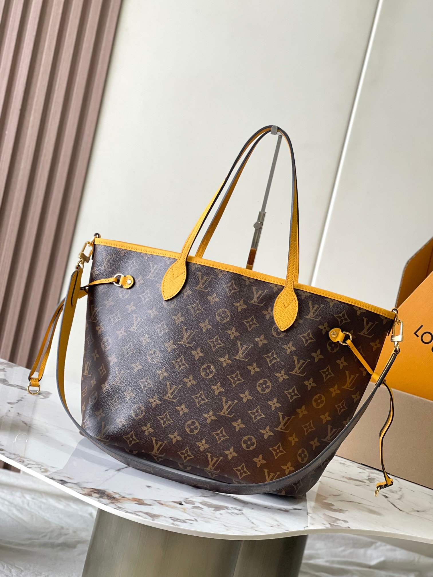 Bolso Neverfull Inside Out MM con bandolera Louis Vuitton