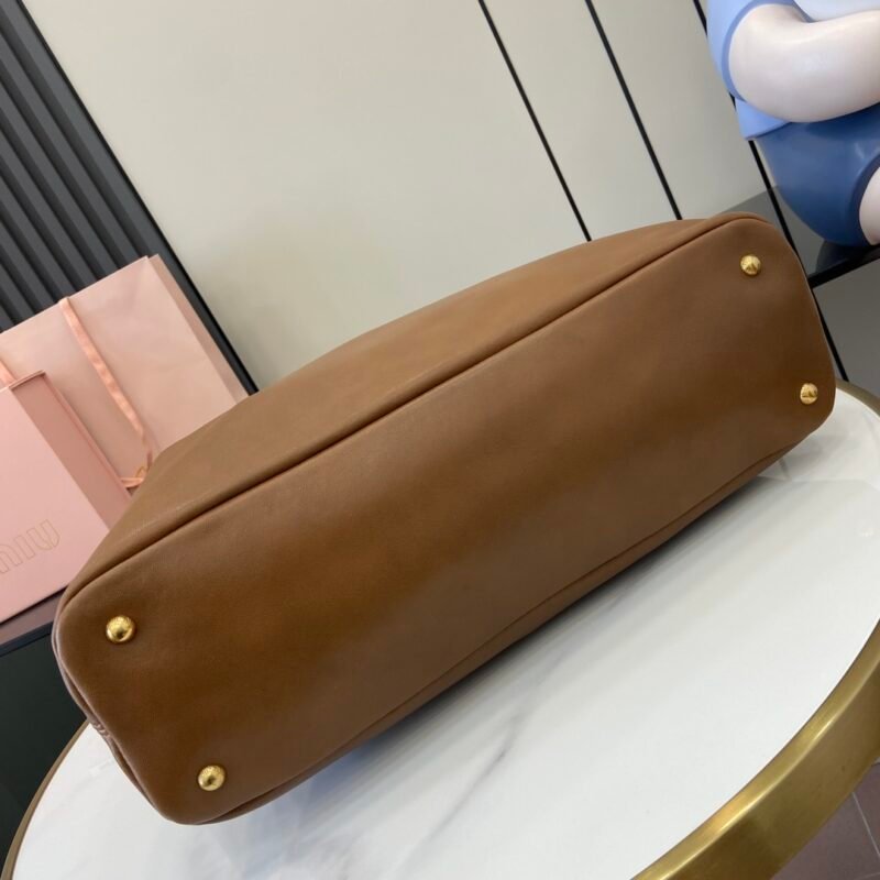 Bolso Aventure de napa Mediano Miu Miu - Imagen 10