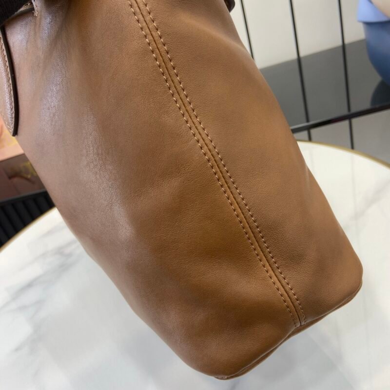 Bolso Aventure de napa Mediano Miu Miu - Imagen 5