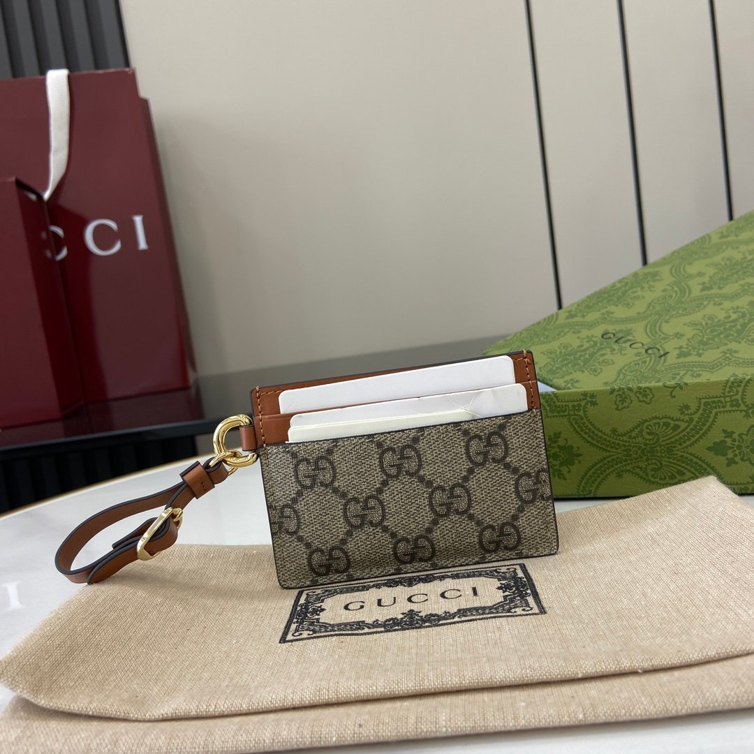Tarjetero GG Emblem con correa Gucci