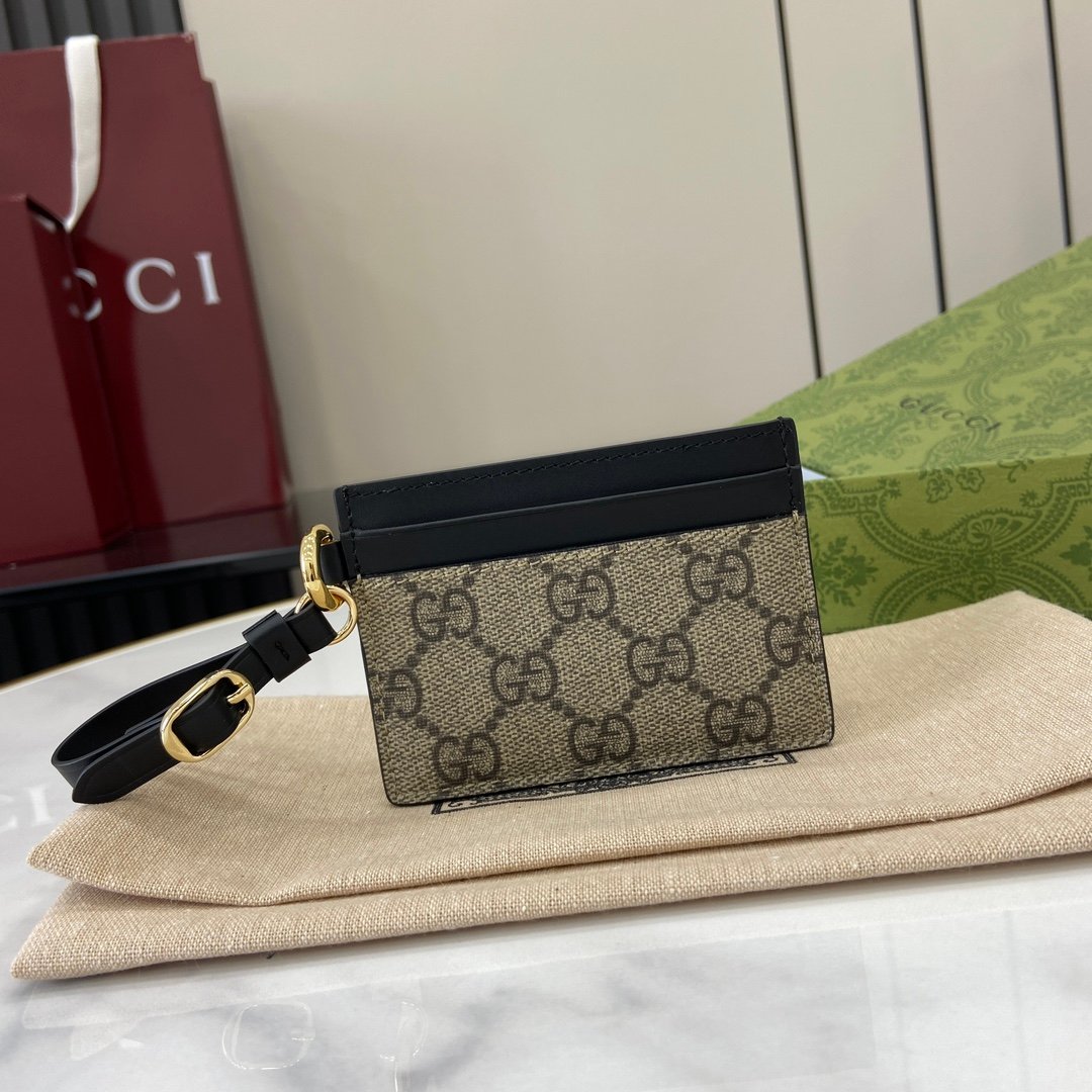 Tarjetero GG Emblem con correa Gucci