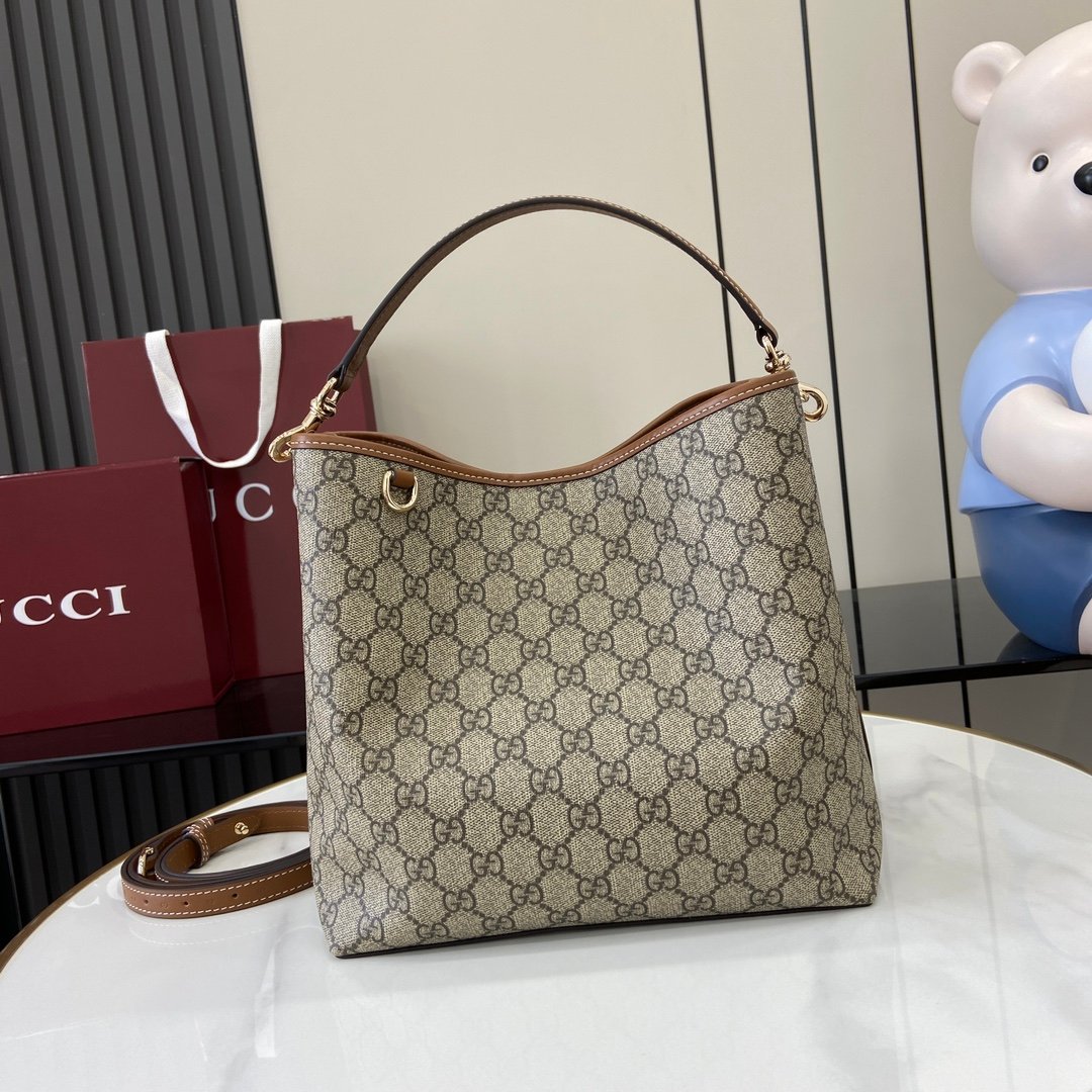 Bolso de hombro GG Emblem pequeño Gucci