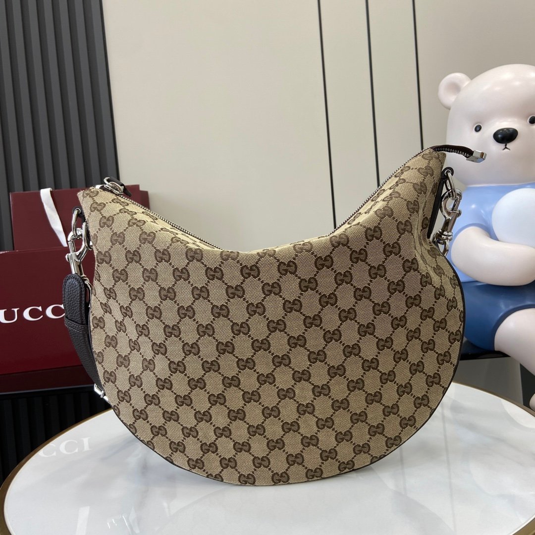 Bolso de hombro Gucci B mediano
