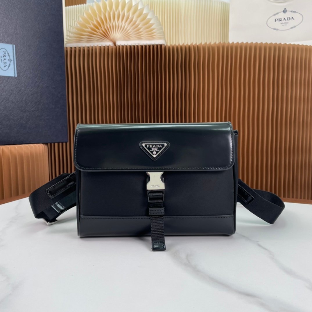 Bolso de hombro de piel cepillada Prada