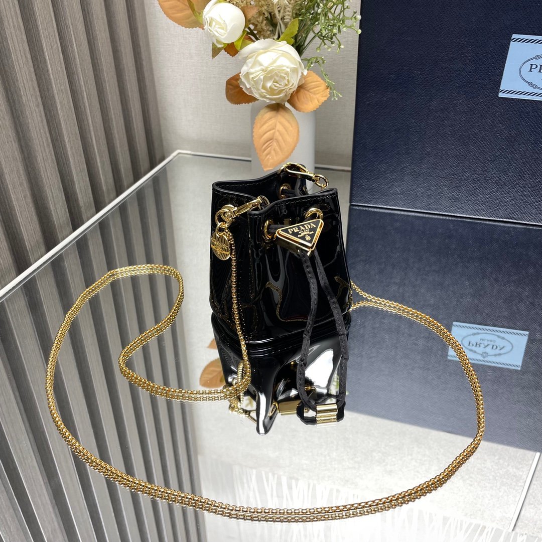 Minipouch de charol Prada