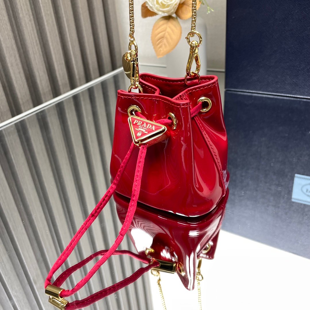 Minipouch de charol Prada
