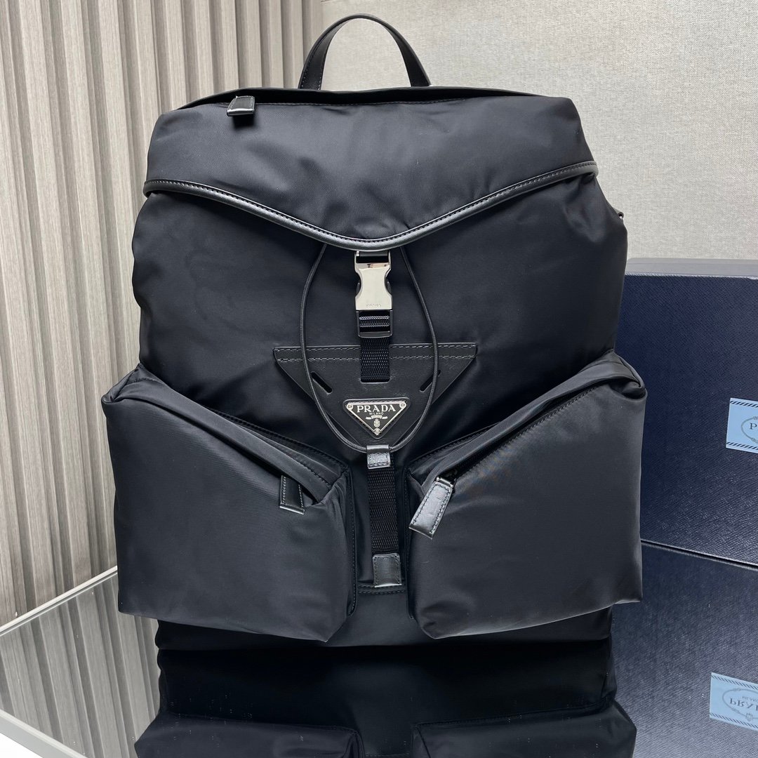 Mochila de piel y Re-Nylon Prada