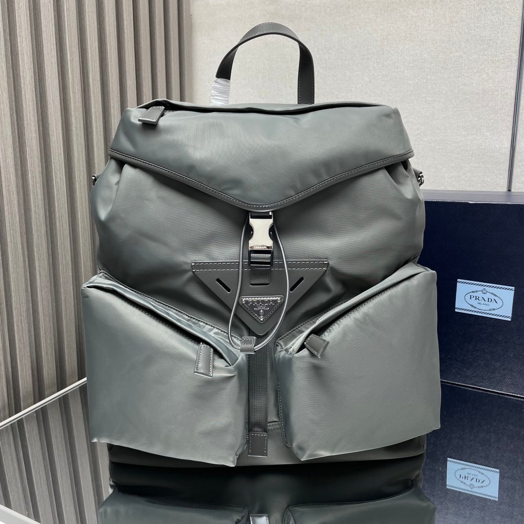 Mochila de piel y Re-Nylon Prada