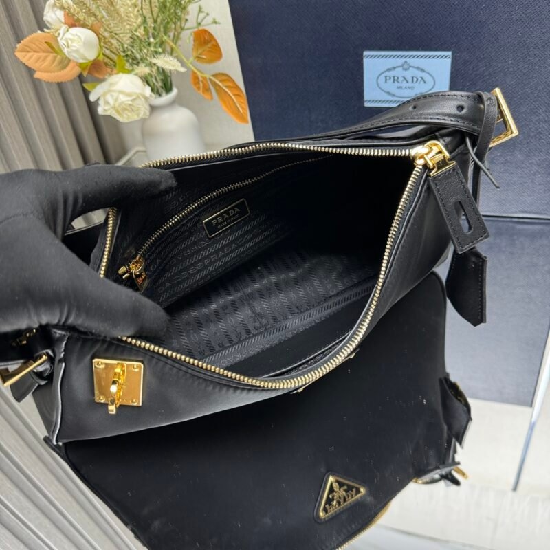 Bolso bandolera Prada Aimée Re-Nylon grande con candado - Imagen 8