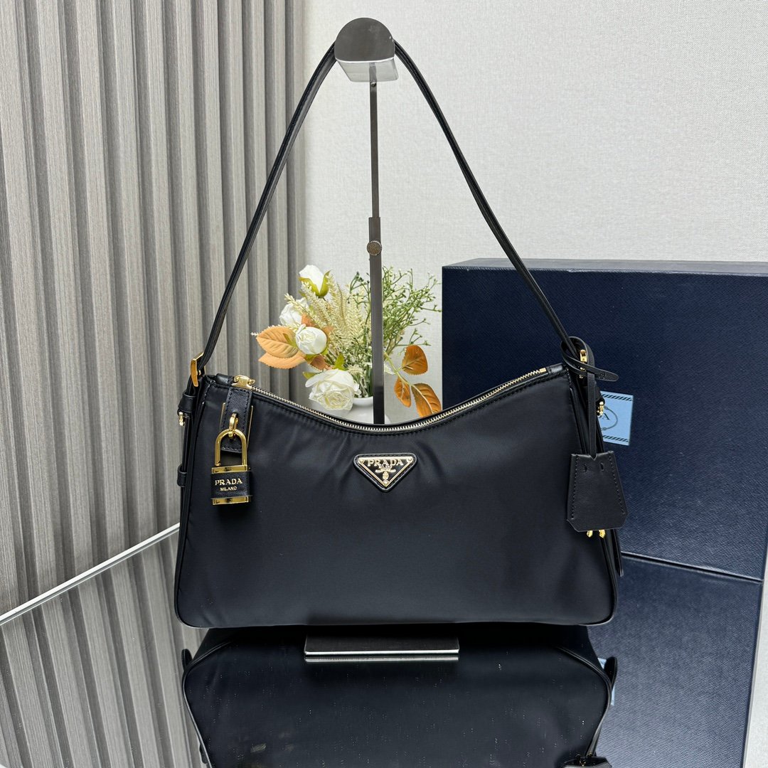 Bolso bandolera Prada Aimée Re-Nylon grande con candado