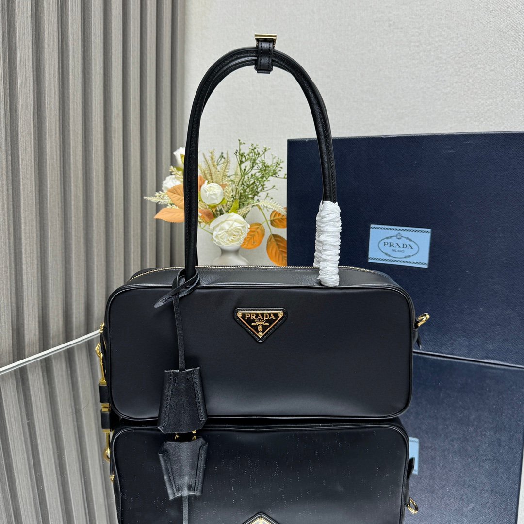 Bolso de piel pequeño con asa y candado Prada
