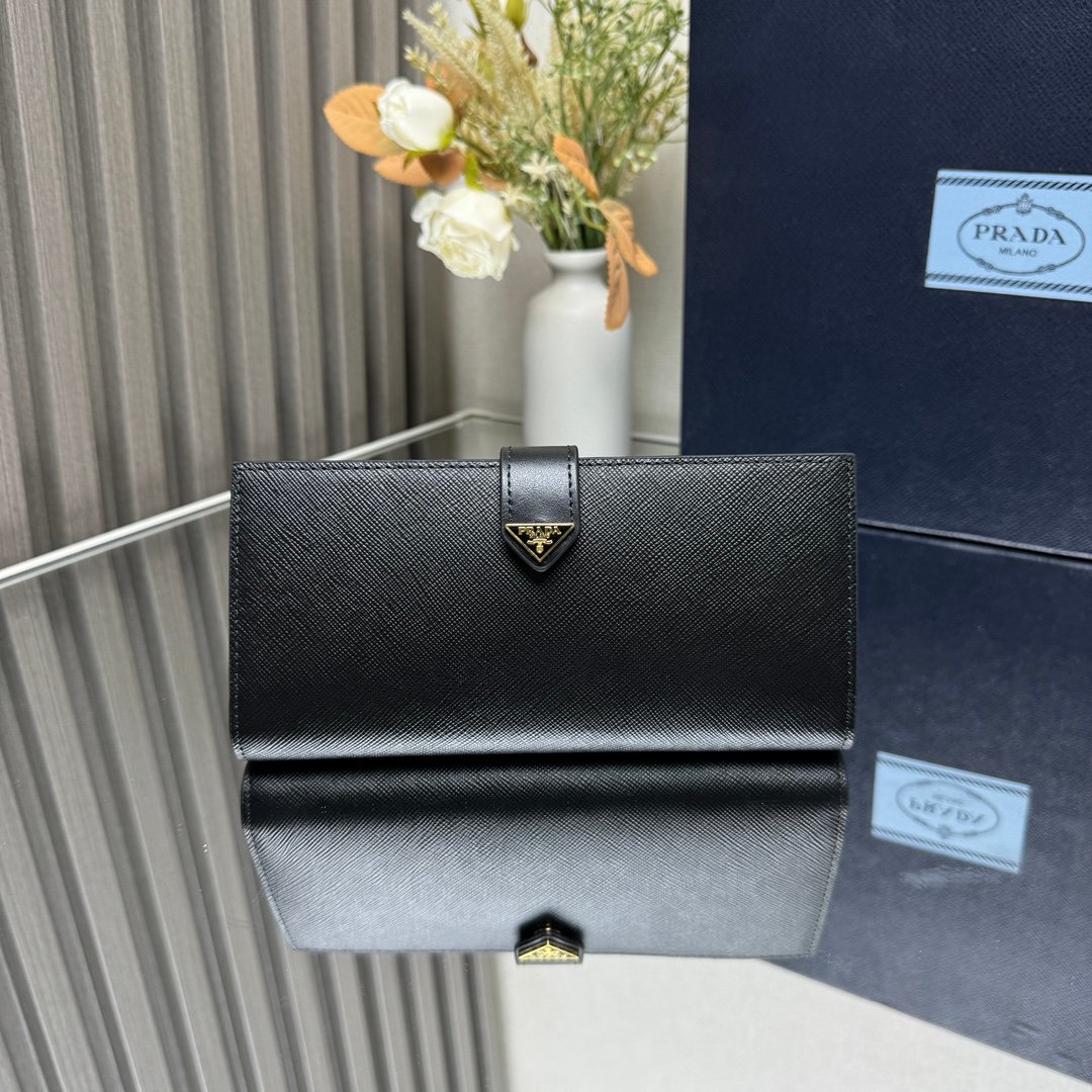 Cartera grande de piel y Saffiano Prada