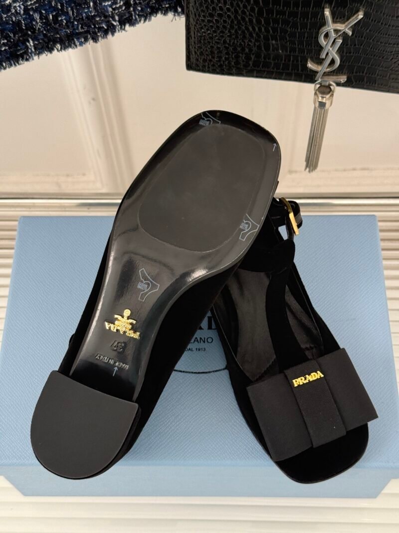 Zapatos de salón de terciopelo Prada - Imagen 9