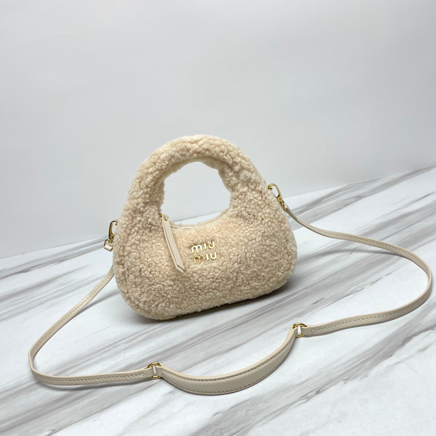 Bolso hobo Wander de borreguillo Miu Miu