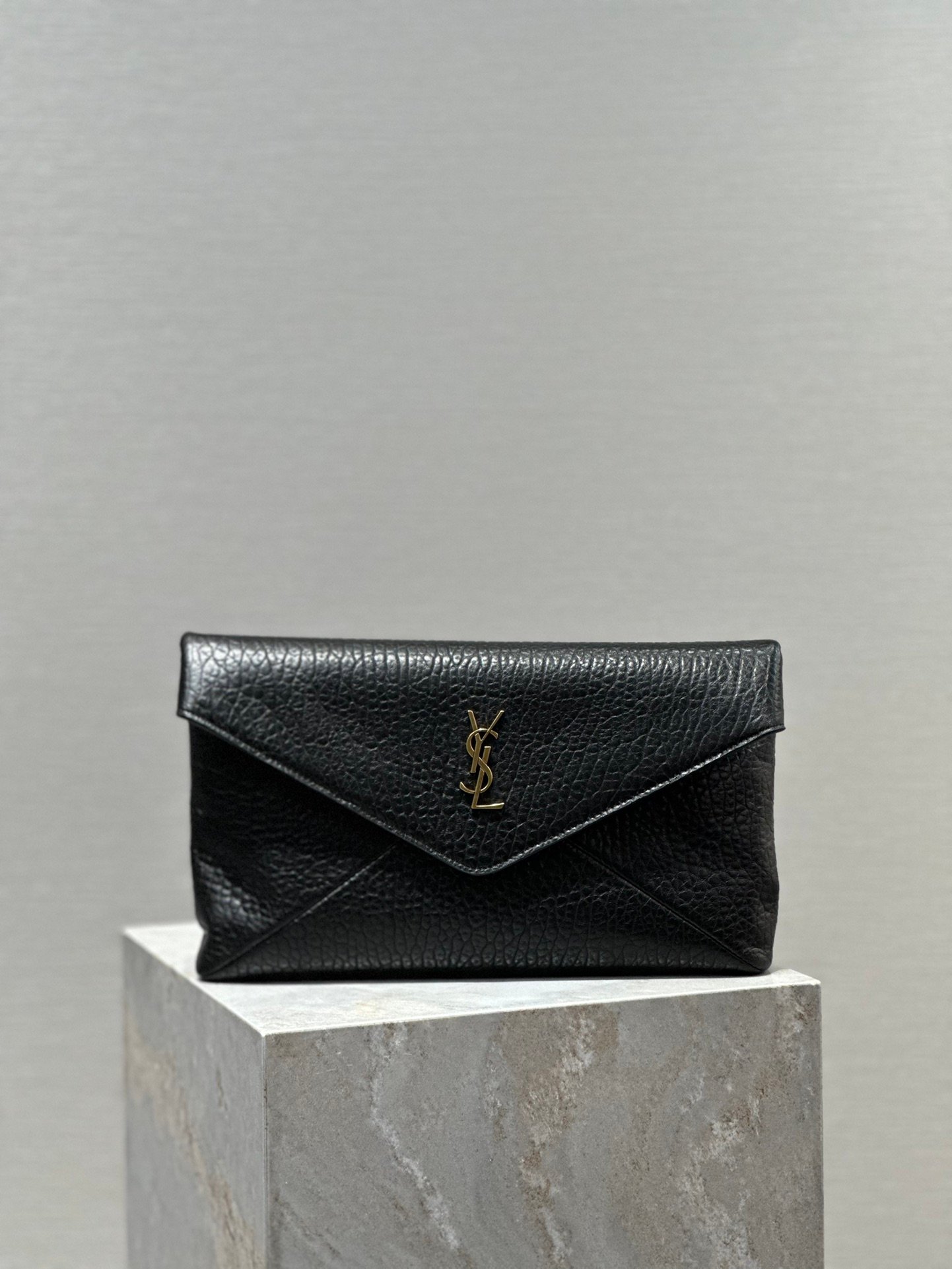 Pochette Grande tipo sobre cassandre YSL