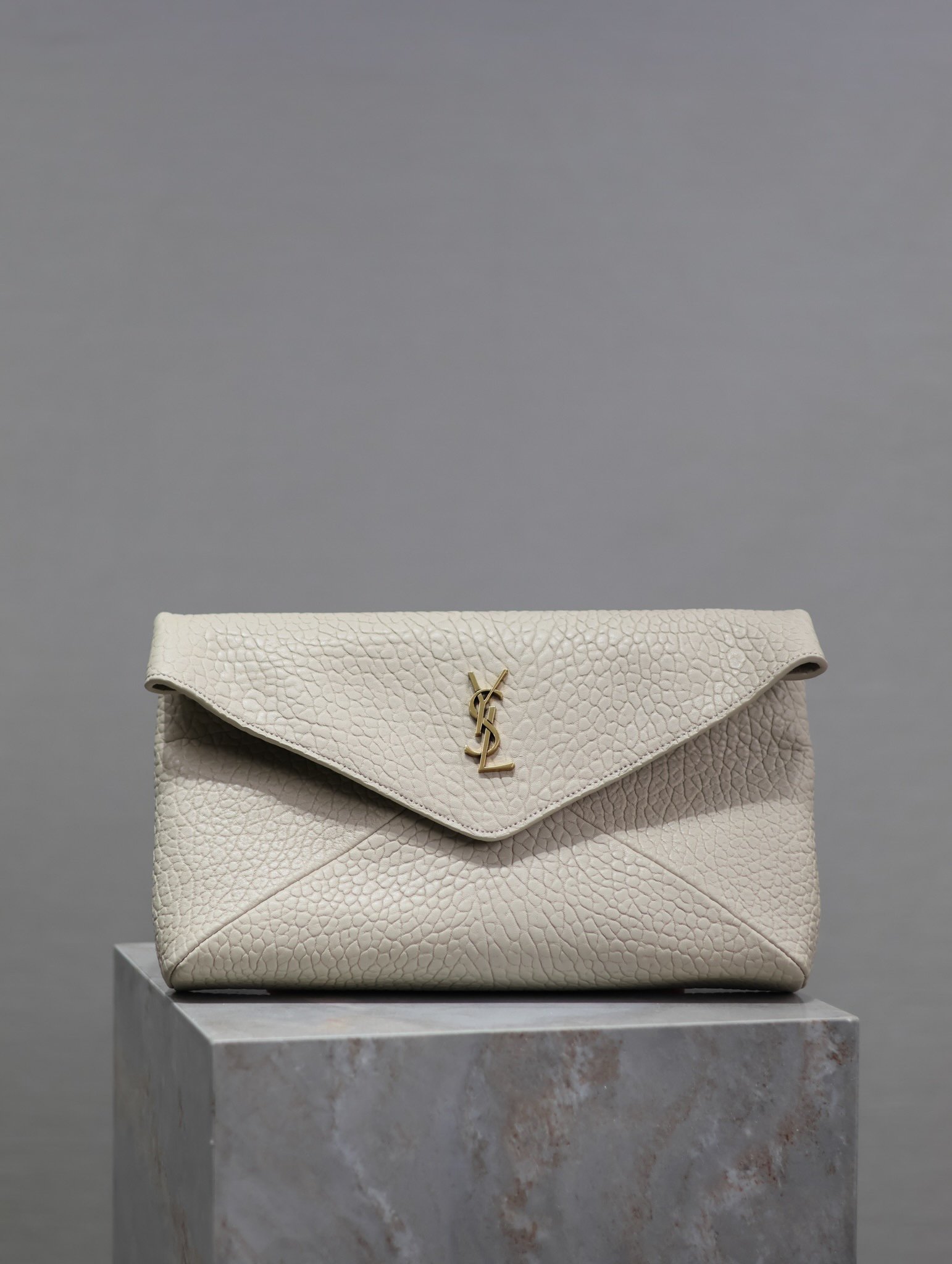 Pochette Grande tipo sobre cassandre YSL
