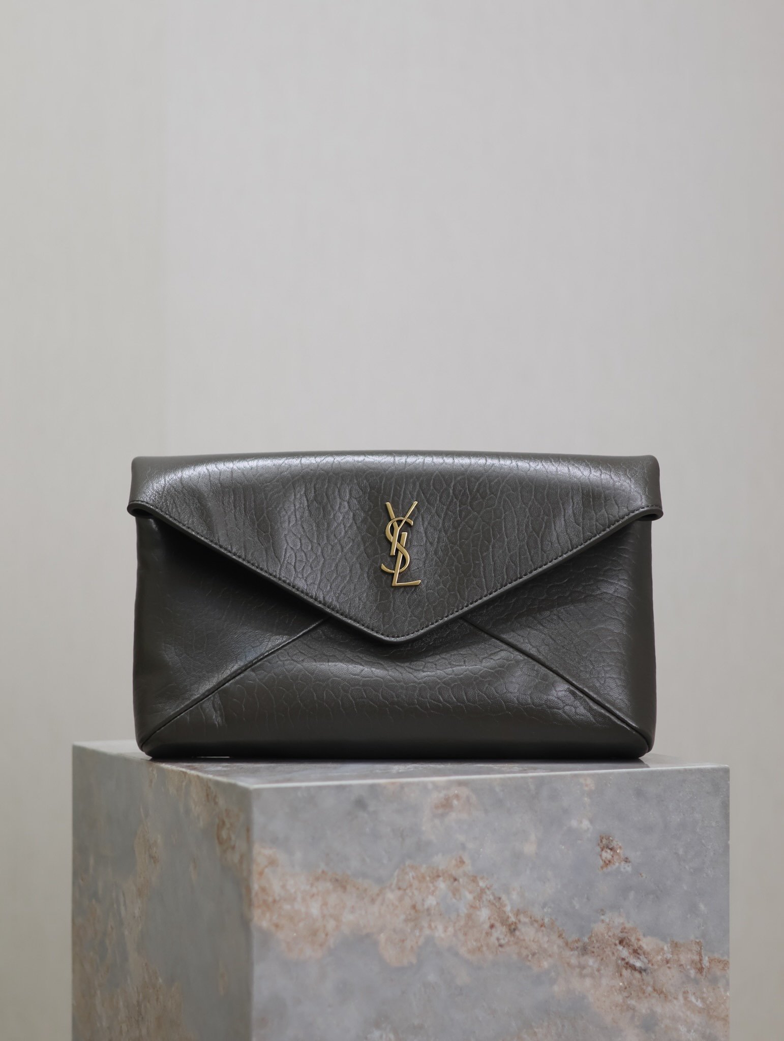 Pochette Grande tipo sobre cassandre YSL