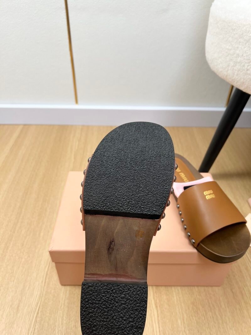 Zuecos de piel Miu Miu - Imagen 9