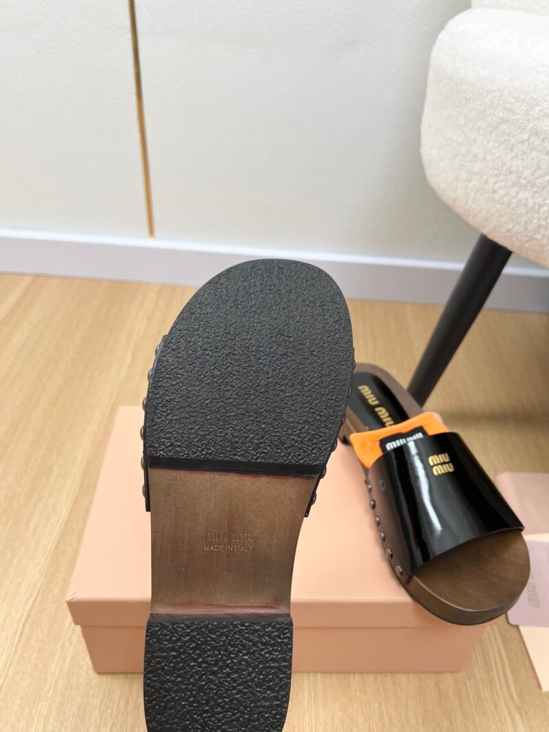 Zuecos de piel Miu Miu - Imagen 9