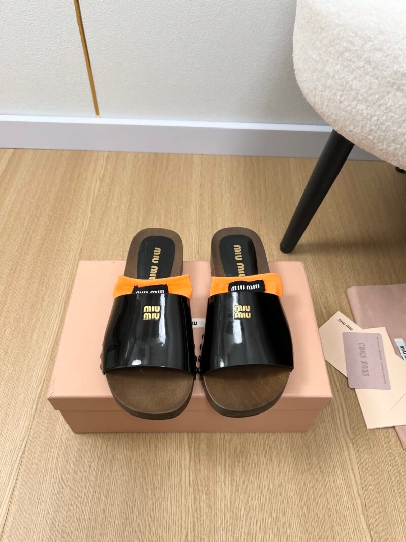 Zuecos de piel Miu Miu - Imagen 2