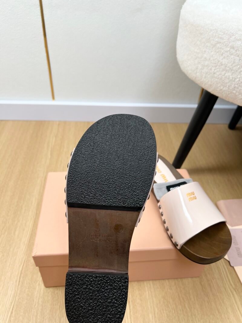 Zuecos de piel Miu Miu - Imagen 9