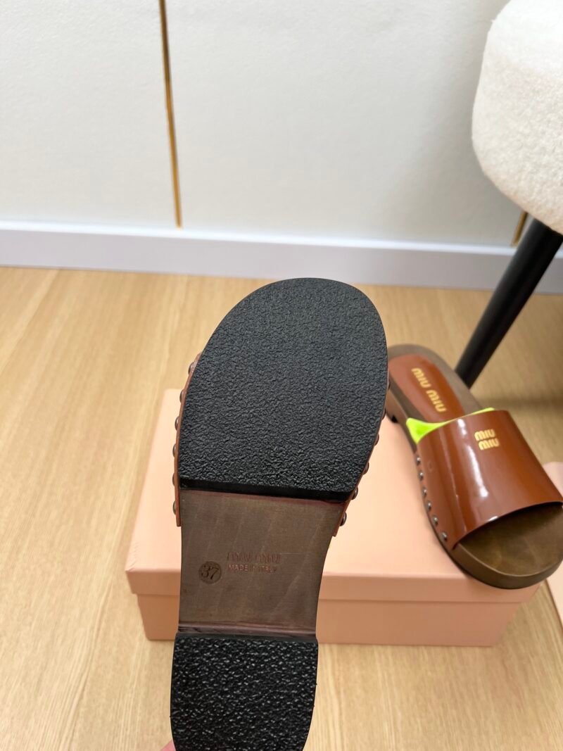 Zuecos de piel Miu Miu - Imagen 9