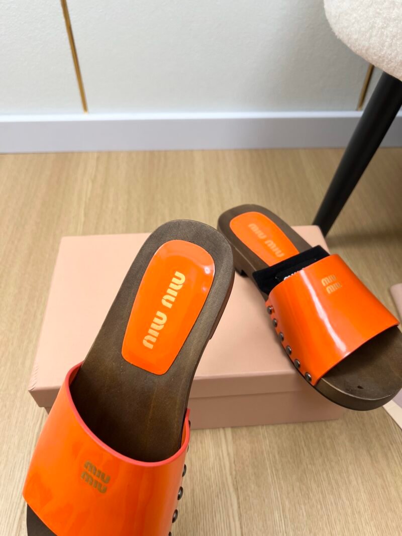 Zuecos de piel Miu Miu - Imagen 5